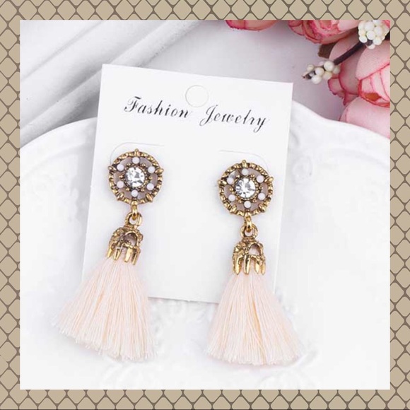 Jewelry - LAST PAIR!⭐️SUPER CUTE TASSEL EARRING⭐️